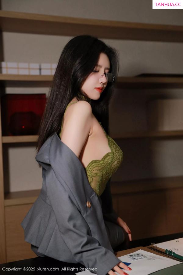   [XiuRen]高清写真图 2025.04.07 No.10119 唐翩翩 OL服饰第13张图片